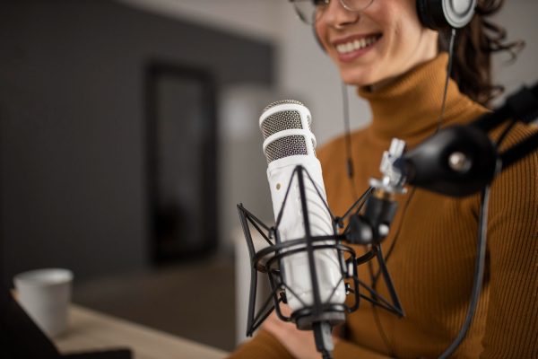 Foto de micrófono en podcast