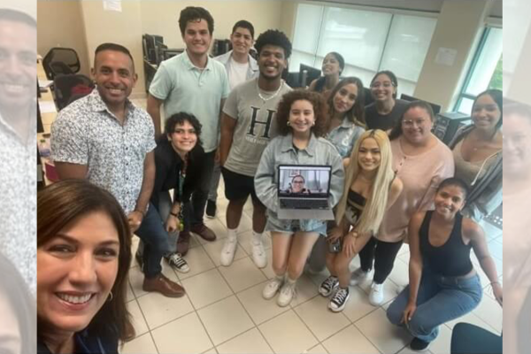 Foto de Ada Monzon con estudiantes de FaCI