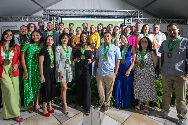 Foto de Estudiantes de Comunicación y Periodismo de la FaCI que reciben la Beca Don Luis Vigoreaux