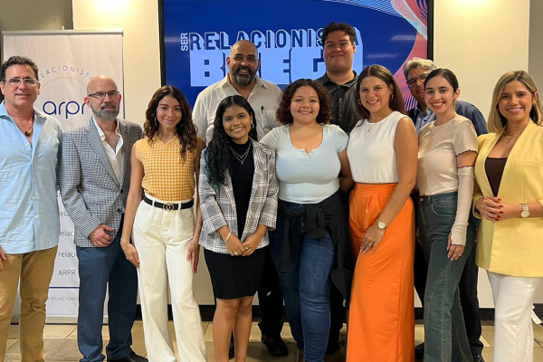 Foto del junte de relacionistas profesionales con estudiantes universitarios de la Facultad de Comunicación e Información