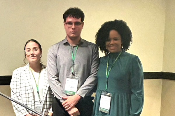 Foto de Estudiantes de la FaCI que son premiados con la beca del Fondo Dra. Luisa Vigo-Cepeda