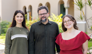 Estudiantes y profesor de la Facultad